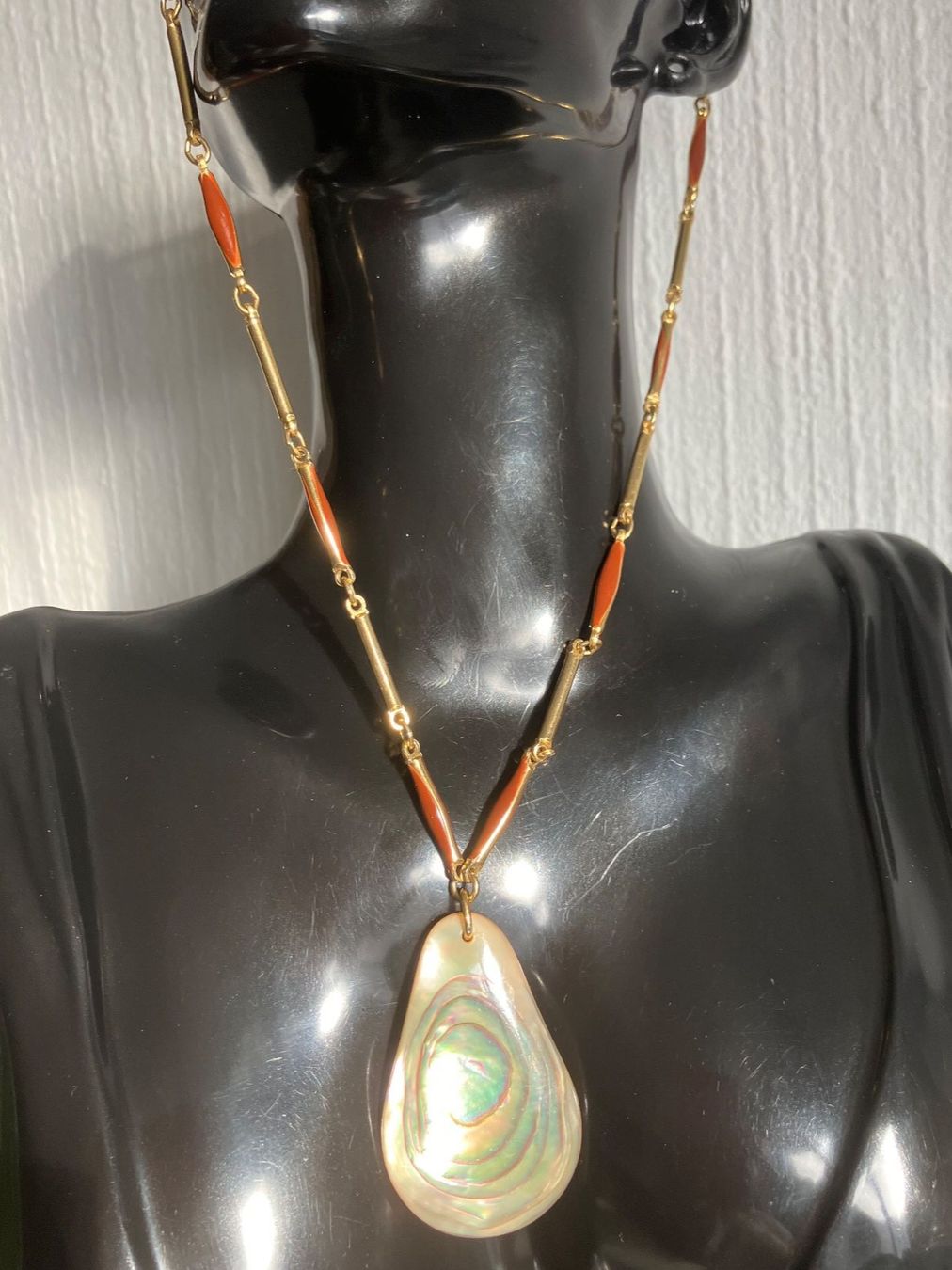 Catenine: Collier vintage avec pendentif nacre véritable, – Usato da Peseux venduto da Cresus27 1