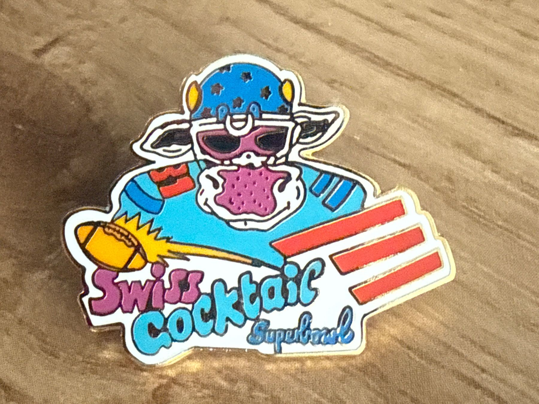 Plaquettes & Badges: Pin Swiss Cocktail Superbowl – D'occasion à Glattbrugg par Schweigmatt