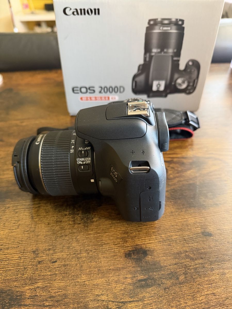 Canon Appareil photo: Canon EOS 2000D EF-S 18-55 IS II Kit – D'occasion à Lohn-Ammannsegg par Shoes_and_Sox