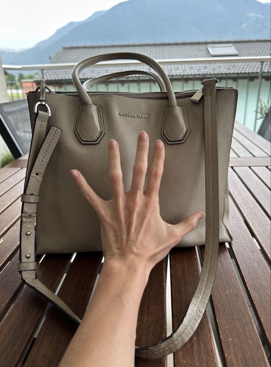 Michael Kors Borse da donna: Michael Kors Leder Handtasche Grau-Taupe – Usato da St. Gallen venduto da lfs_nxl8 8