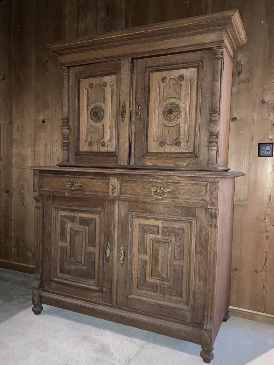 Credenze: Antiker Buffetschrank aus massiver Eiche – Usato da Staufen venduto da Simbob