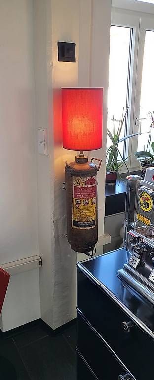 Lampade: Antiker Feuerlöscher, umgebaut in eine Steh-oder Wandleuchte – Usato da Grenchen venduto da Bosso62 3