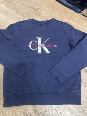 Pull Calvin Klein Jeans bleu marine, parfait pour l'hiver!