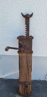 Schwere Stockwind aus Holz und Eisen antik