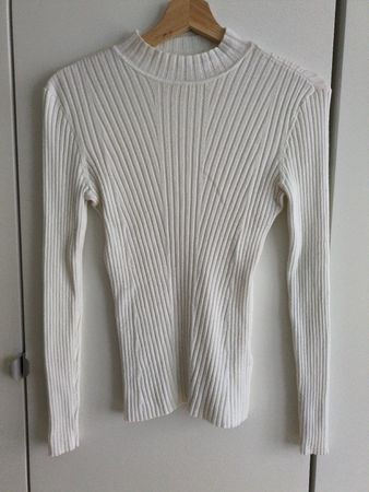 Weisser Pulli