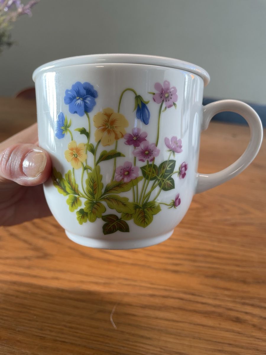 Tazze: Tasse mit Deckel Blumenmotiv  – Usato da Niederbüren venduto da Poschti_19 1