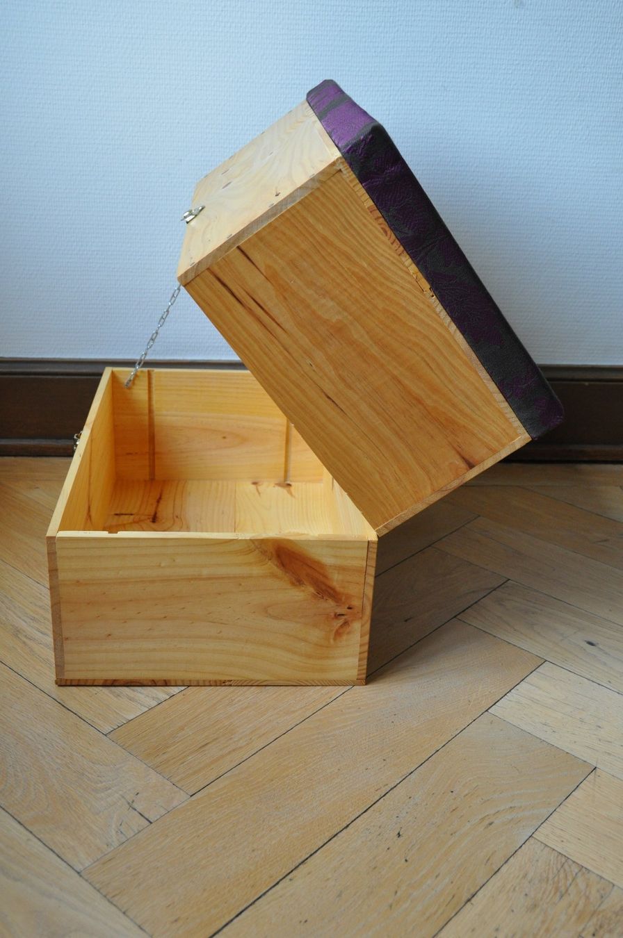 Truhen: Exklusive Sitztruhe/Sitzhocker/Möbel aus Weinkisten Mod. 09 – Neu (gemäss Beschreibung) aus Zürich von kisten-karl 2