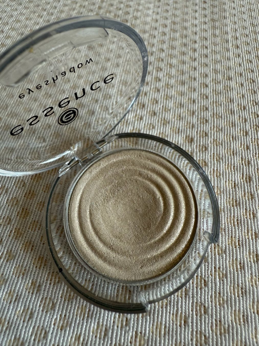 Make-up: Essence - eyeshadow – Usato da Sion venduto da accroshoes 2