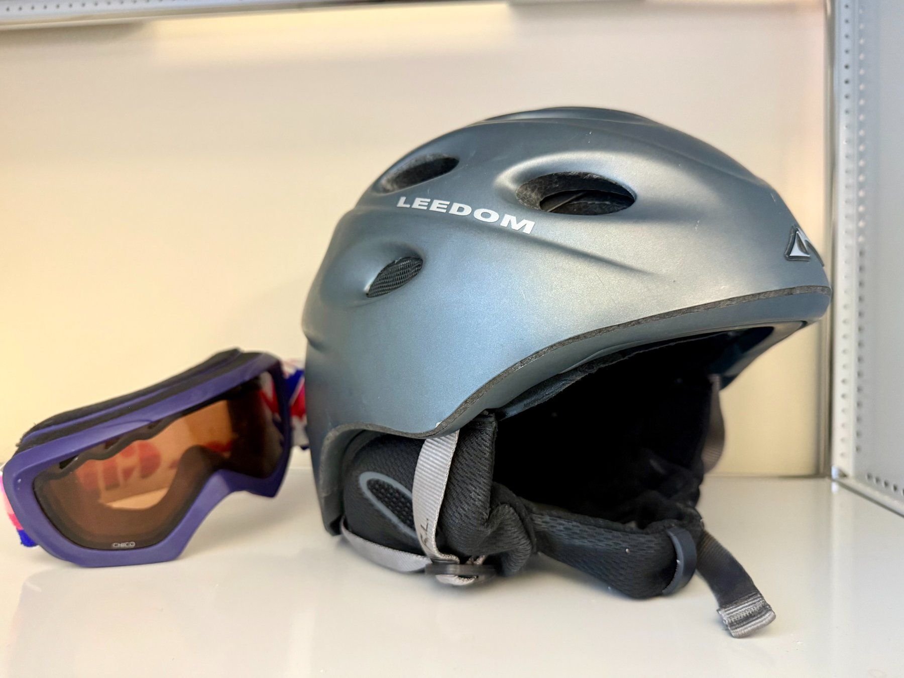 Caschi: LEEDOM Kinderskihelm mit Skibrille – Usato da Därligen venduto da ram_jy58