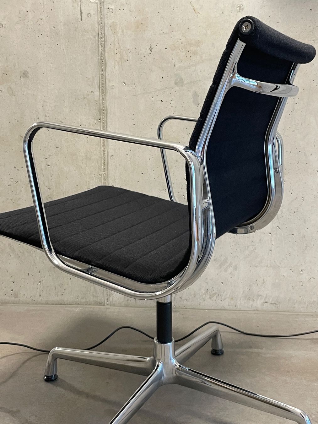 Vitra Sessel: Eames Aluchair EA 108 schwarz – Gebraucht aus Zürich von starch.studio 4
