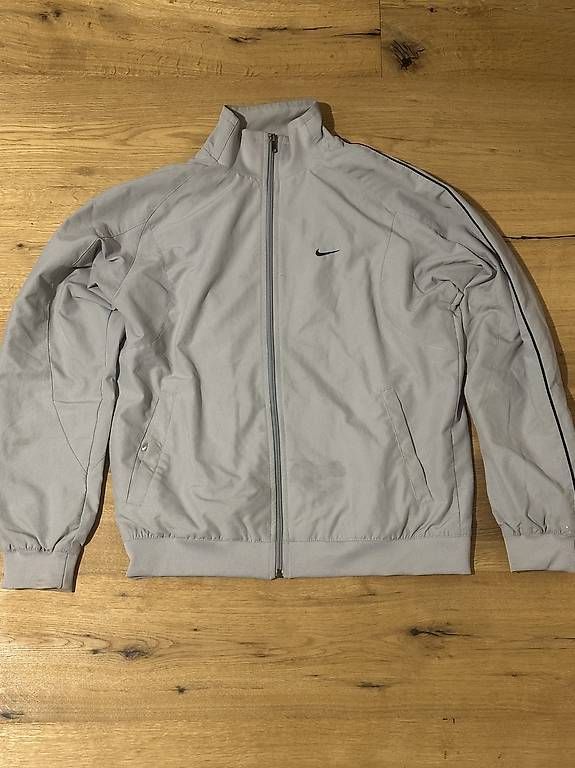 Jacken: NIKE TRAININGSJACKE/TRACKJACKET - GRAU – Gebraucht aus Veltheim AG von timon19