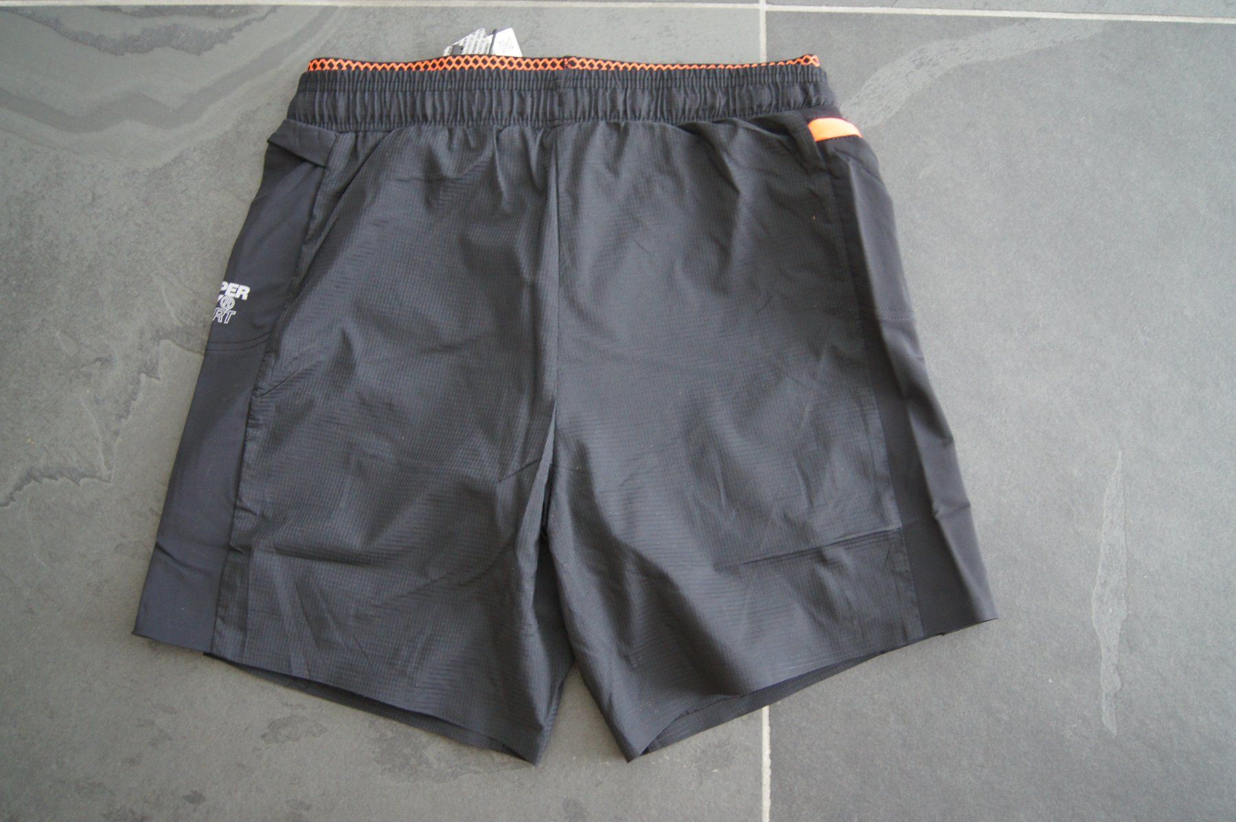 Superdry Pantaloni: Superdry Double Layer Shorts 2 in 1 kurze Hose – Nuovo (secondo la descrizione) da Triesen venduto da biketunerle 2