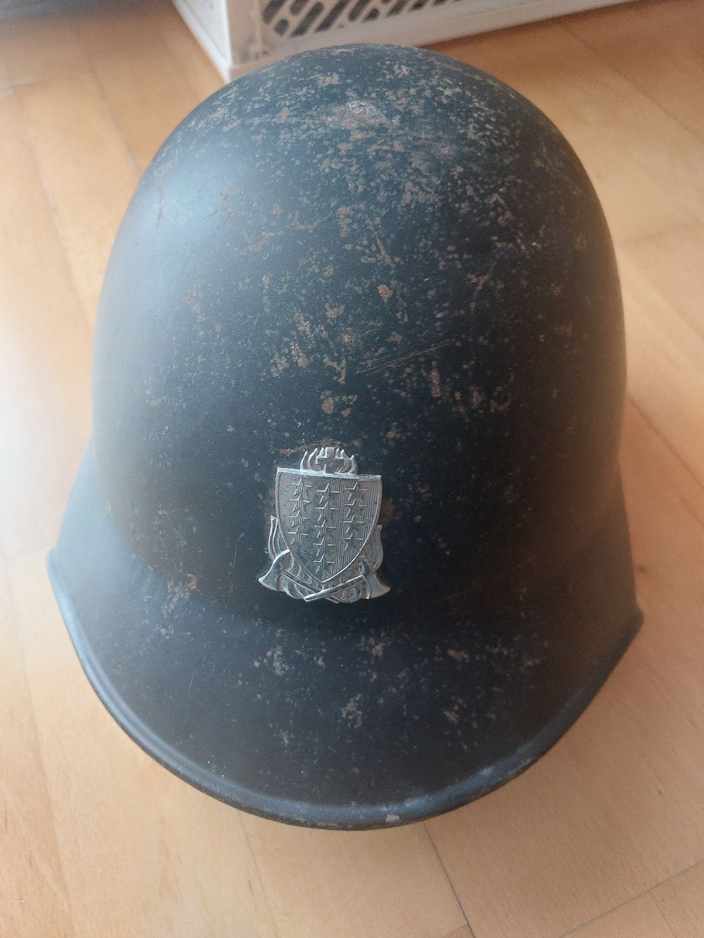 Schweizer Armee Antike Kleidung & Accessoires: Uralter Millitärhelm – Gebraucht aus Landquart von Cedes