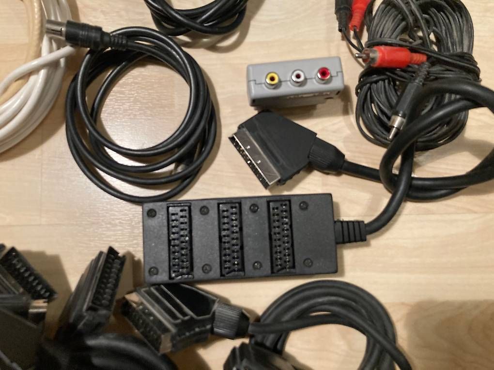 Cavi: Câbles TV, DVD, VHS, PC, Mac, antenne. – Usato da Belmont-sur-Yverdon venduto da Manu1112 1