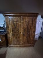 Nussbaum-Schrank mit Intarsien, exklusiv!