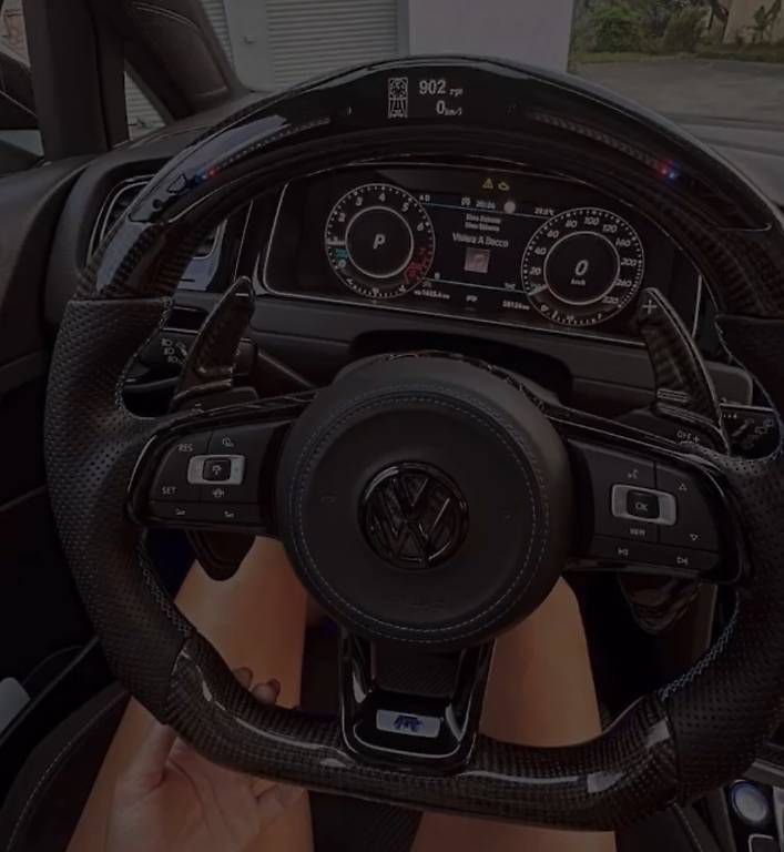 Tutti pezzi di ricambio auto: Carbon Lenkrad VW Golf 7/7.5 R  – Usato da Arbedo venduto da Gianluca_Santana 2