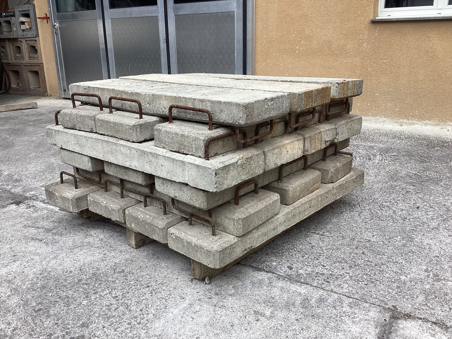 Piatti di portata: Abdeckplatten für Kabelschächte – Usato da niederurnen venduto da Hagugelmann 1