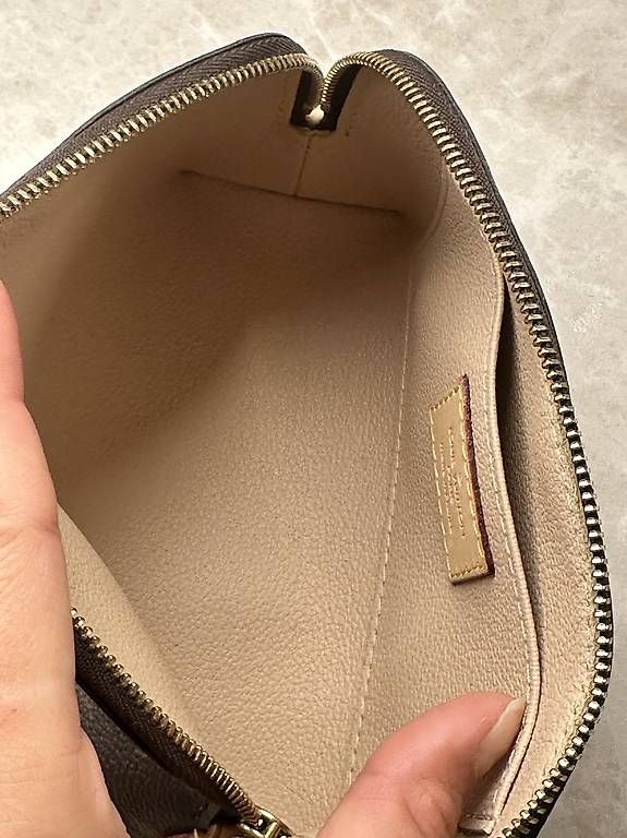 Custodie per cosmetici: Louis Vuitton Kosmetiktasche  – Usato da St. Gallen venduto da fla_j5jj 2