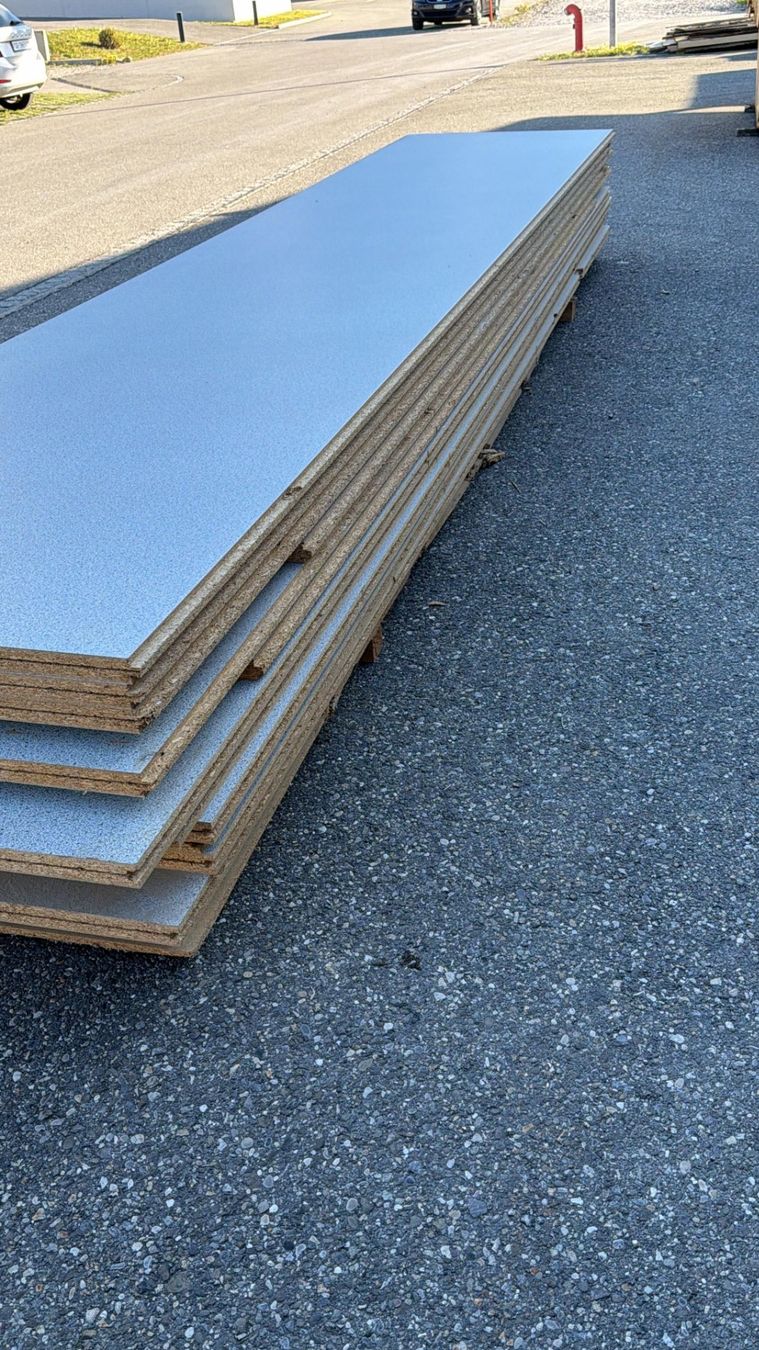 Piatti di portata: Spanplatten 40mm mineralisch beschichtet 62m2 – Usato da Flumenthal venduto da Nanuk7 3