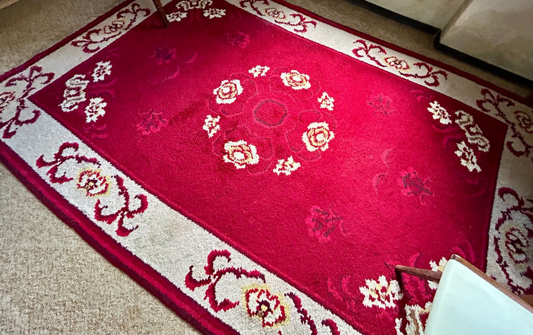 Teppiche: Teppich mit Blumenmedaillon – Gebraucht aus Frick von Mistertux