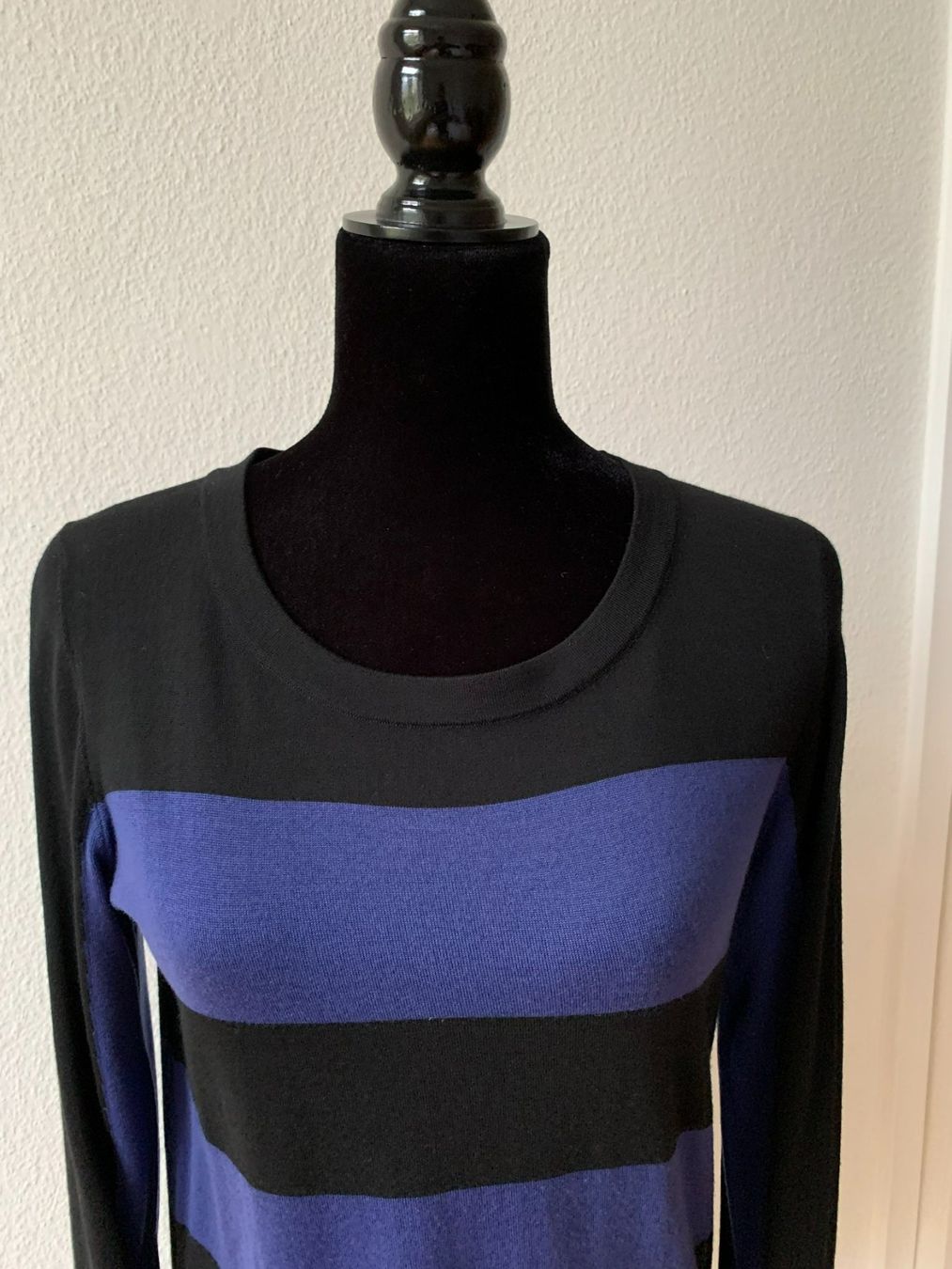 Akris Maglioni & Felpe: AKRIS: Edler schwarz/blau gestreifter Pullover, 38 – Nuovo (secondo la descrizione) da Luzern venduto da paulablue 1