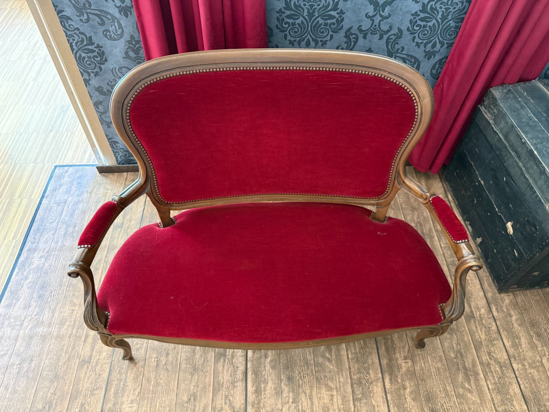 Divani: Vintage-Sofa mit rotem Samtbezug – Usato da Horgen venduto da Fabel4me 2