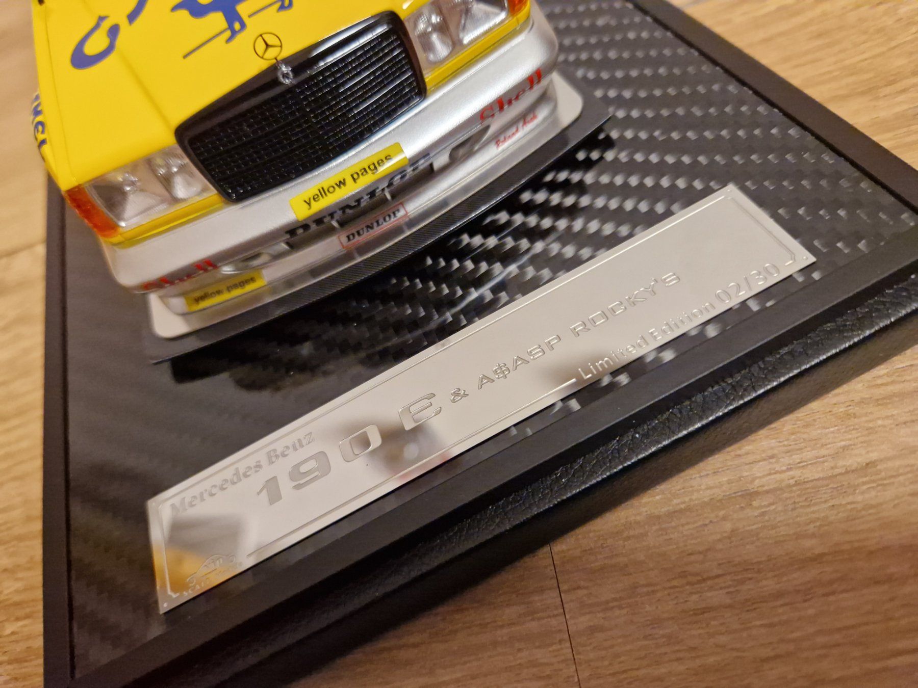 Mercedes-Benz Modellini d'auto: Mercedes 190E DTM Modellauto 1:18 Vitrine – Nuovo e nell'imballaggio originale da Studen BE venduto da Continentalcollector 4