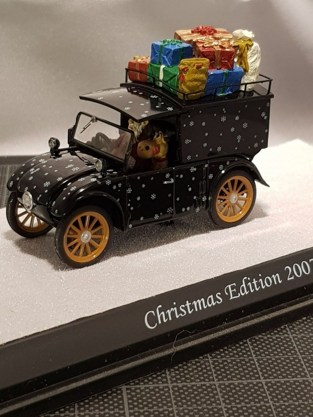 Hanomag Modellini d'auto: Hanomag Kommissbrot Christmas Edition – Nuovo e nell'imballaggio originale da Chézard-St-Martin venduto da AlPat-Collections
