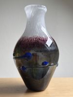 Glasvase, mit blauen Aufschmelzungen.
