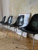 4 superbes Chaises Eames by Herman Miller fiberglass 