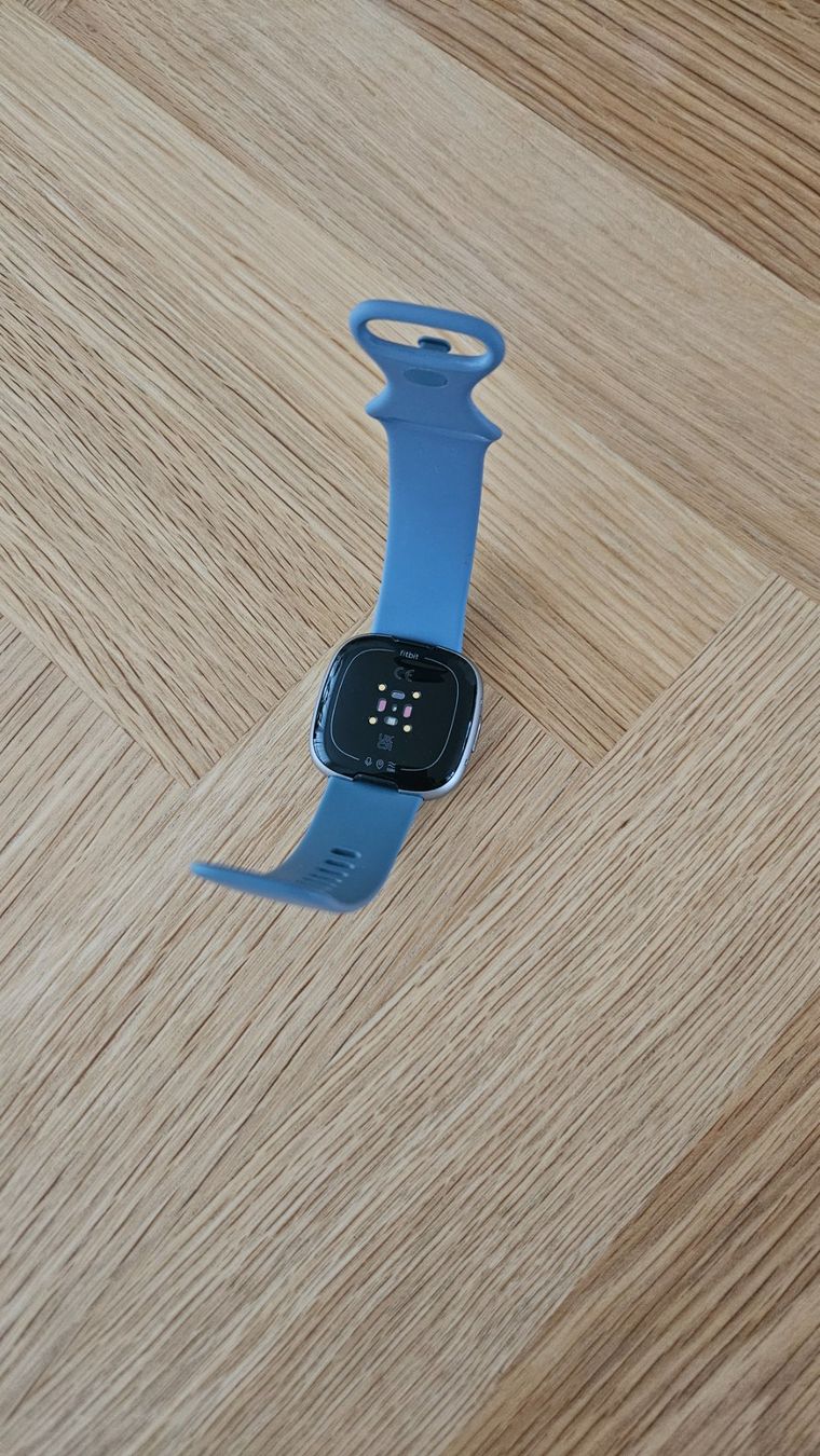 Fitbit Orologi: FITBIT Versa 4 (40.48mm, Aluminium, Silber) – Usato da Chur venduto da lejlani 1