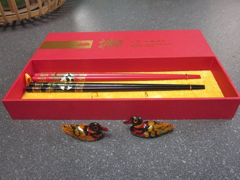 Couverts: Asiatisches Essstäbchen Set mit Enten-Stäbchenablage – D'occasion à Bischofszell par Pfau0 2