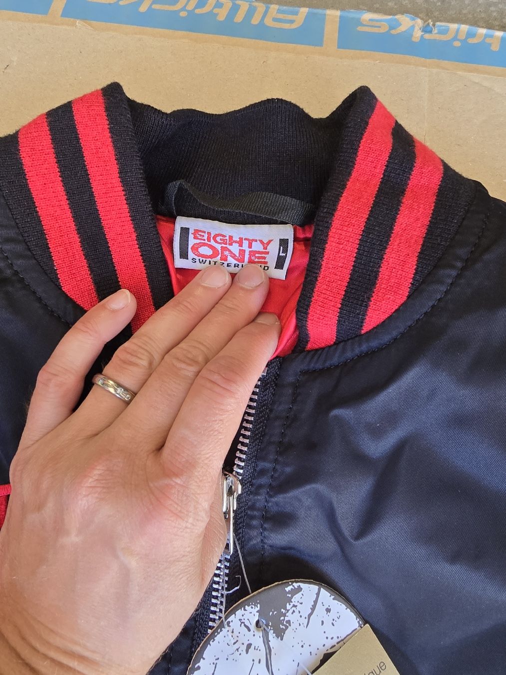 Giacche: Veste Bomber "Eighty One" Switzerland neuve – Nuovo e nell'imballaggio originale da La Chaux-de-Fonds venduto da Elissa 1