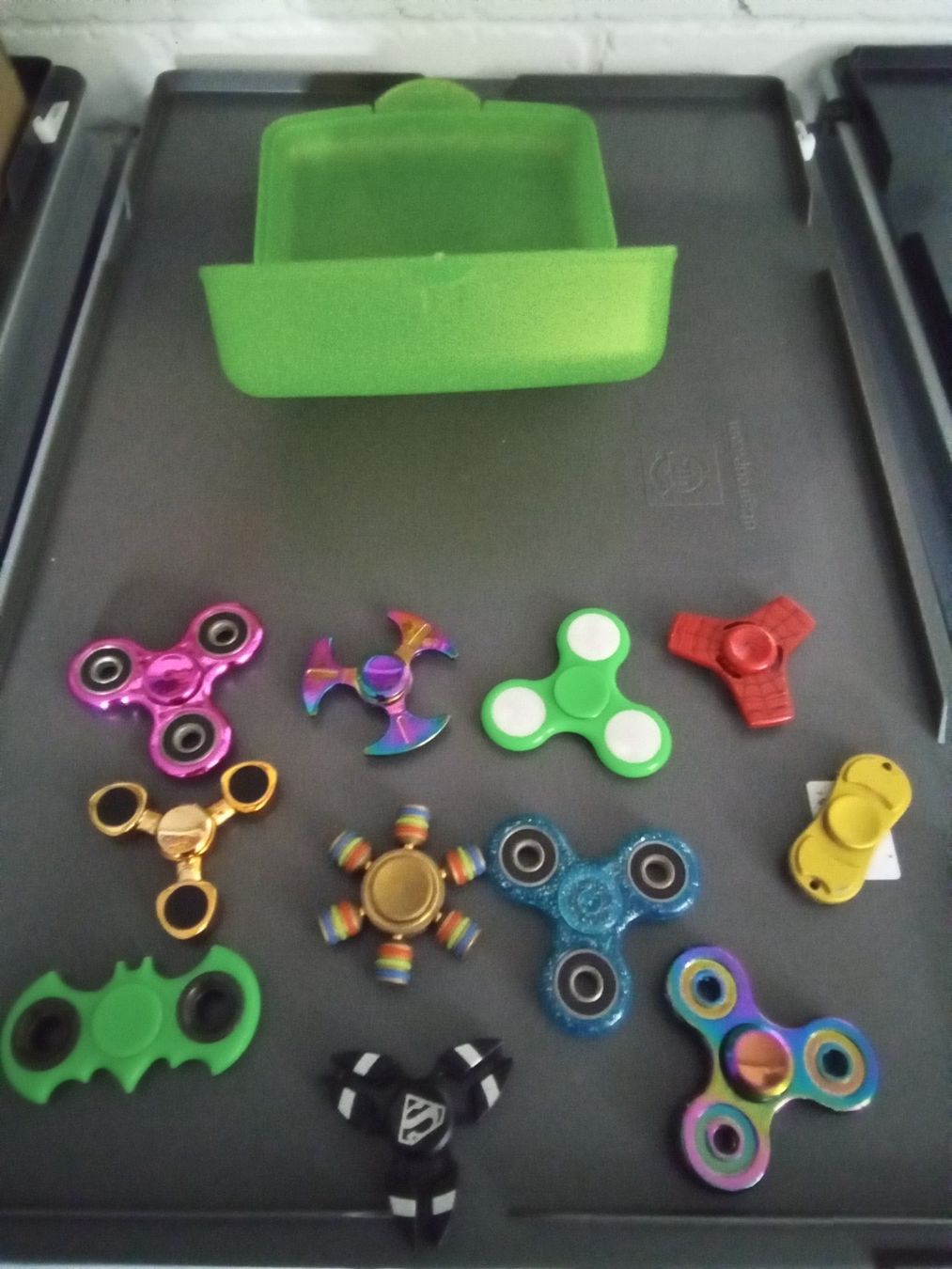 Giocattoli: Set 11 Fidget Spinner, Top Inkl. Dose,Postversand möglich – Nuovo (secondo la descrizione) da Klingnau venduto da Wild71 1