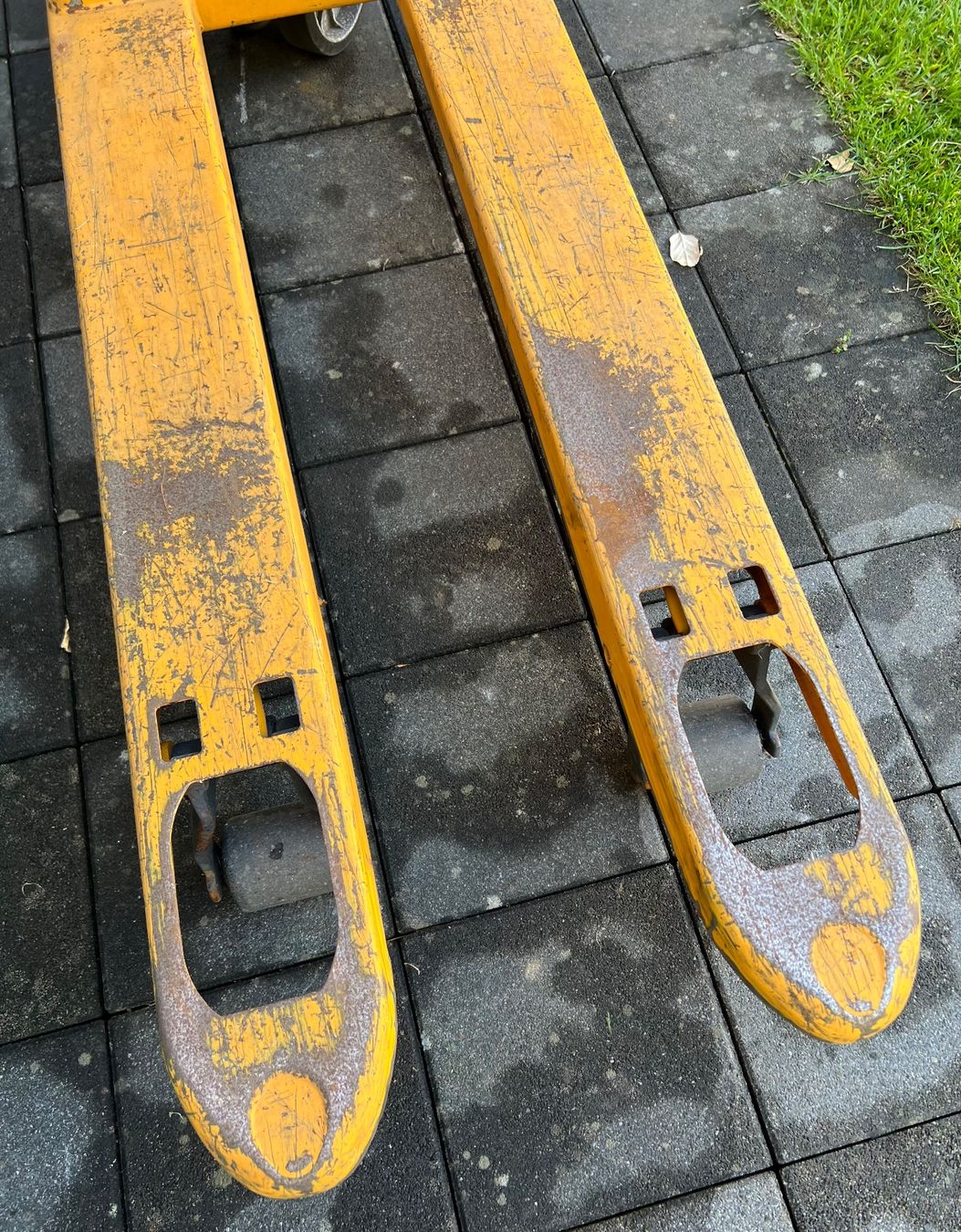 Jungheinrich Carrelli elevatori e a forche: Robuster Hubwagen / Palettrolli, Top Zustand – Usato da Biel/Bienne venduto da HB13 4