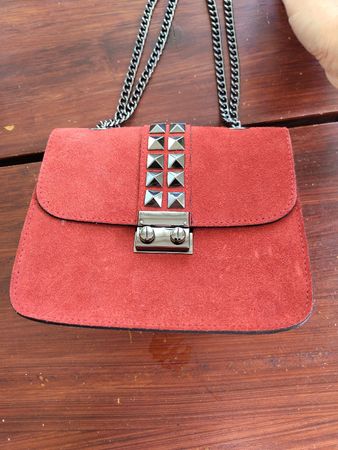 Borsa a tracolla in pelle scamosciata rossa con borchie