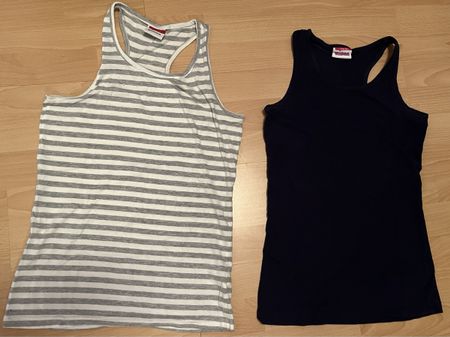 2 süsse Tops/ Unterhemden Gr. 158
