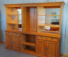 Vaisselier ancien et rénové en bois naturel