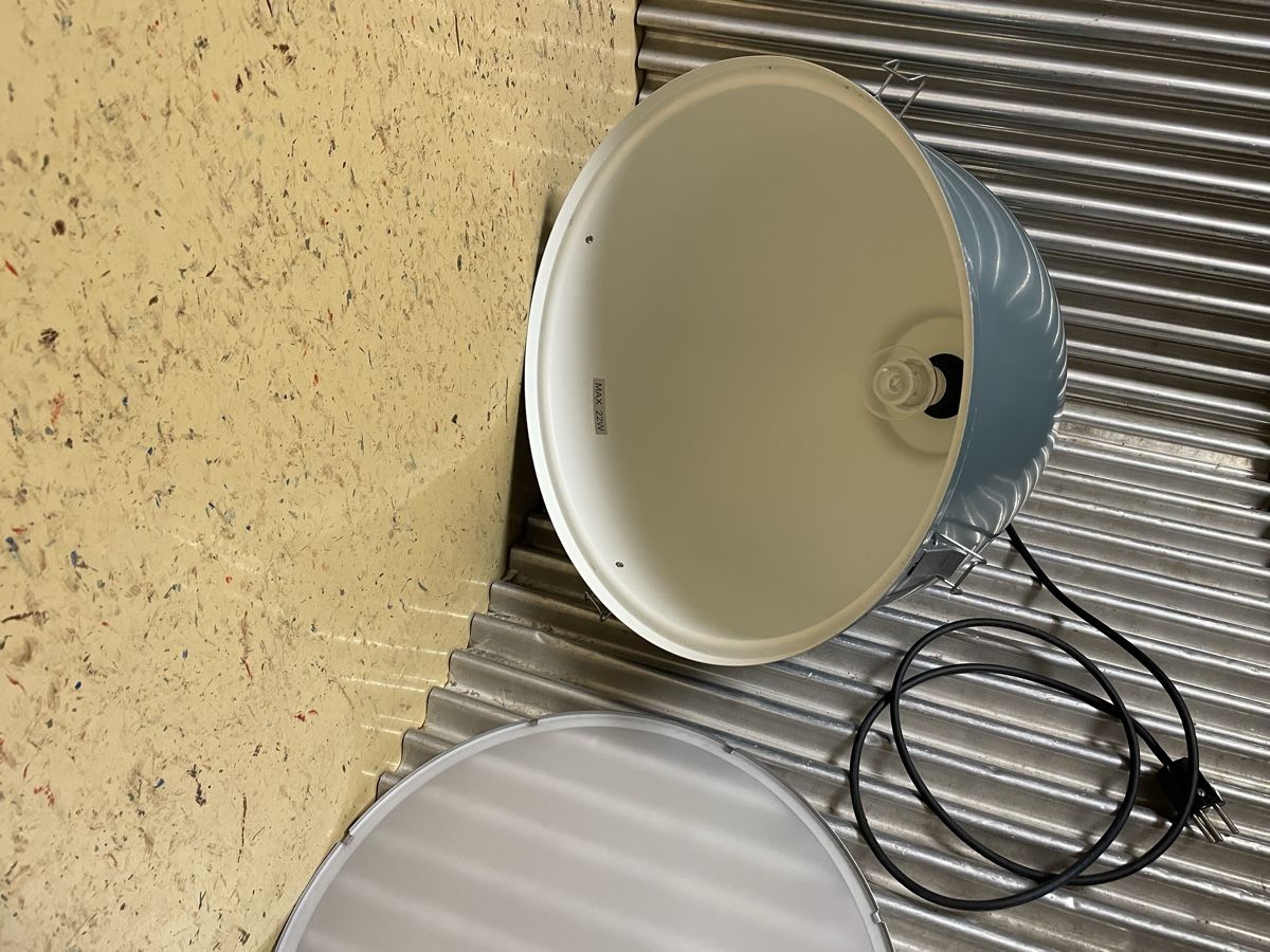 Lampes: Industrielampe Hängelampe Deckenlampe Stahlgehäuse hellblau – D'occasion à Pfäffikon ZH par runwaypainter 1