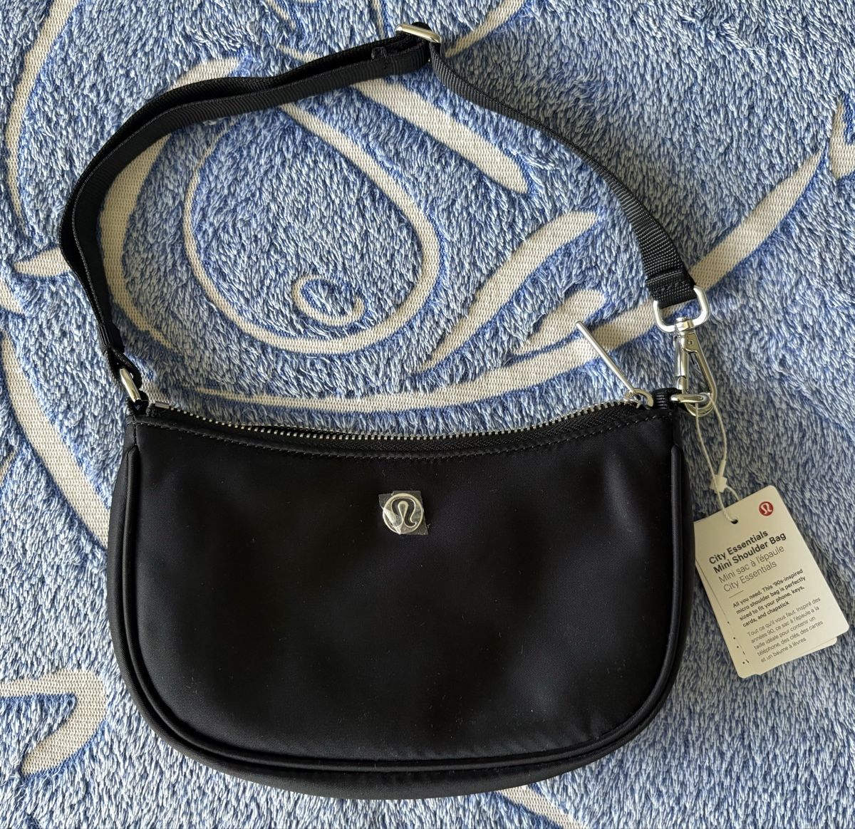 Lululemon Sacs femmes: LULULEMON City Essentials Mini Shoulder Bag Schwarz, Neu!!! – Neuf avec emballage d'origine à Zürich par nadin.nadin2