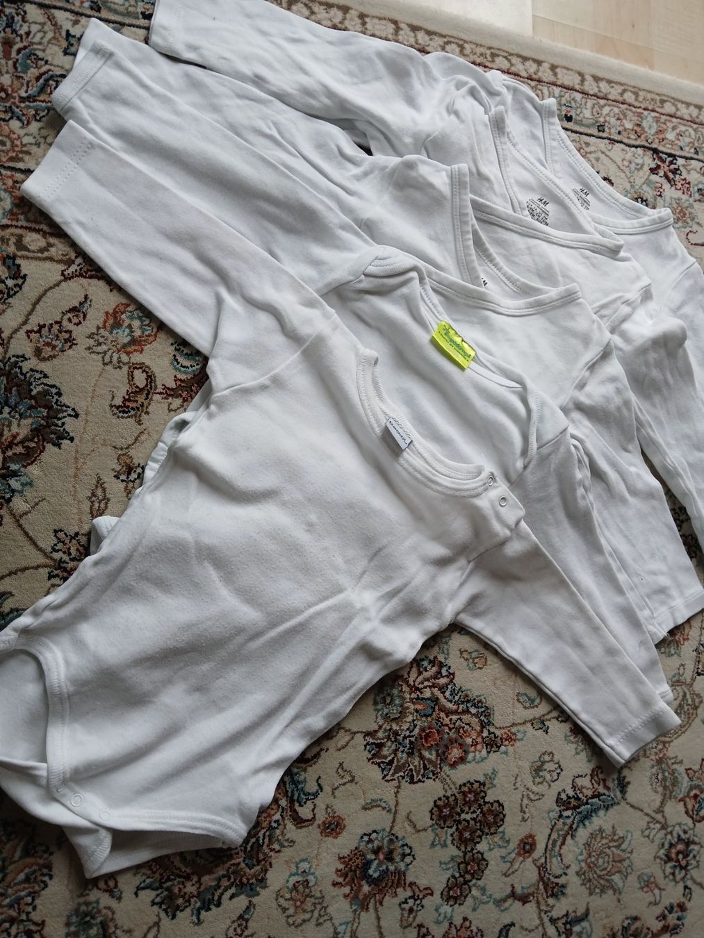 H&M Lotti & Set di vestiti: 5 weisse Bodies Grösse 74 – Usato da Bremgarten AG venduto da Finoae