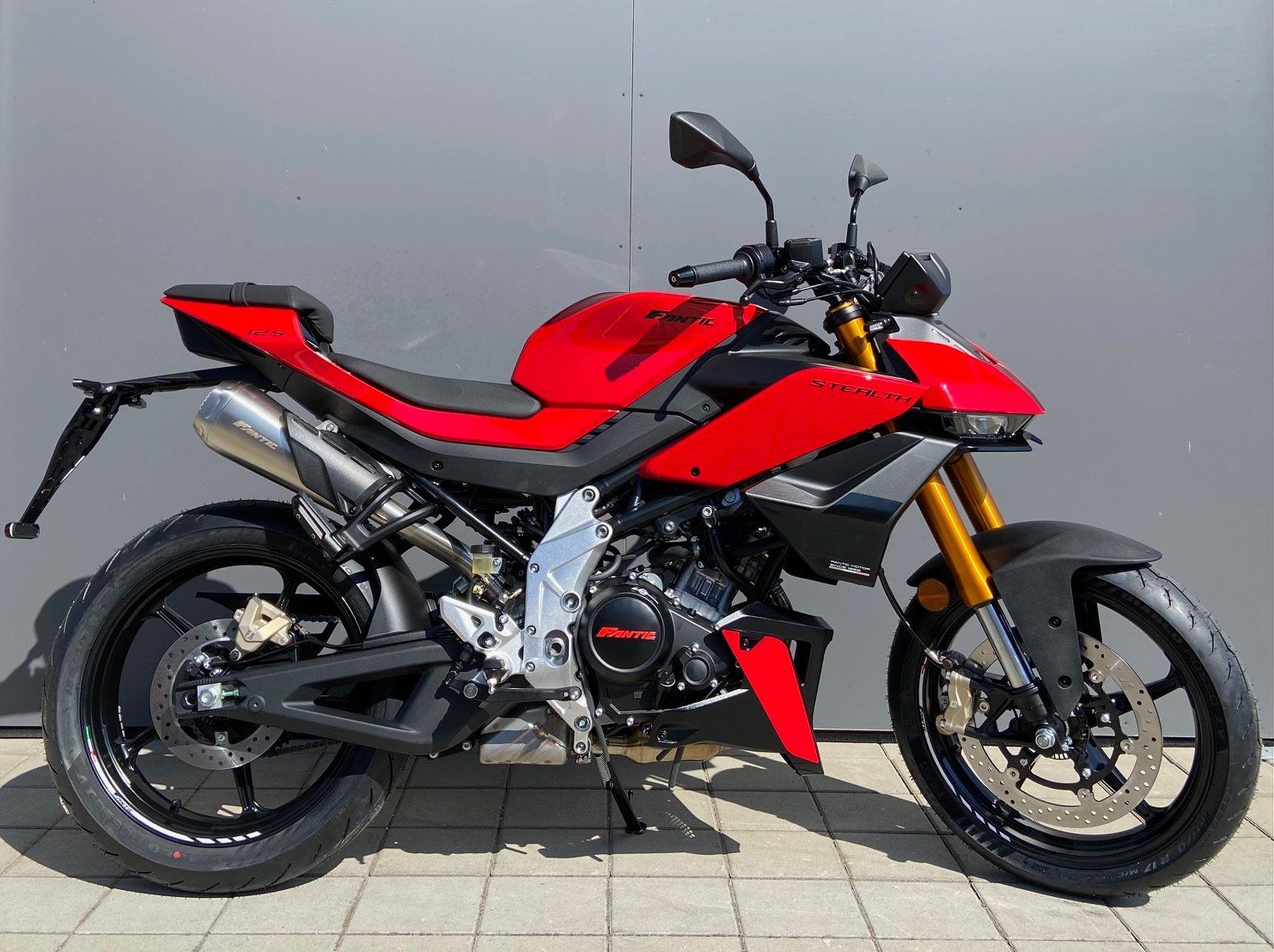 Fantic Strada: FANTIC STEALTH 125 NEU – Nuovo e nell'imballaggio originale da Seewen SO venduto da motoXpertag