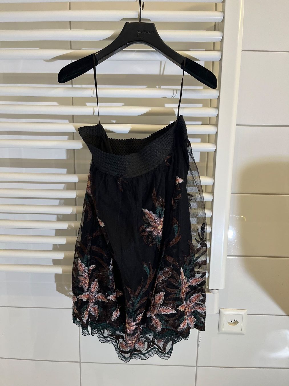 Vila Gonne: Schwarzes VILA Sommer Rock mit Blumenmuster, Grösse M. – Usato da Boll venduto da pet_p87r