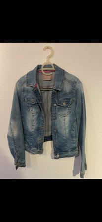 Jeansjacke, anliegend und feminin