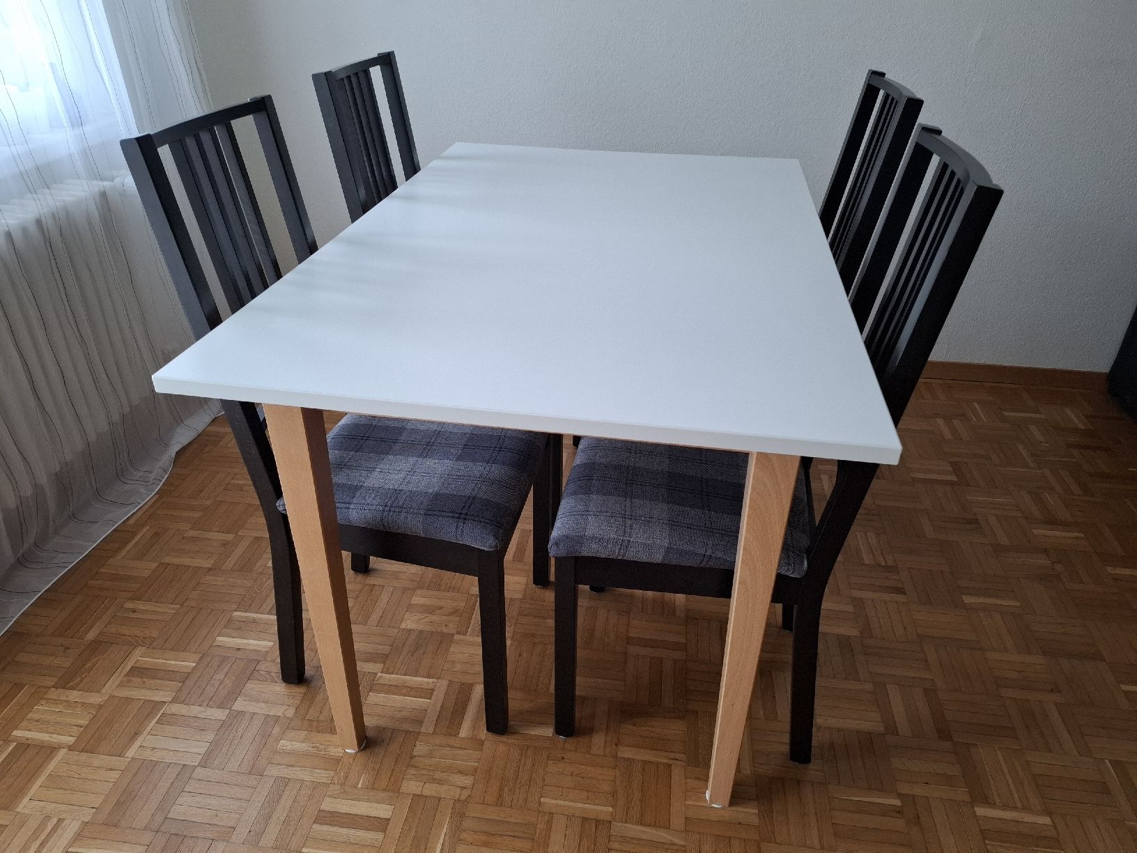 Ikea Set di tavolo e panche: Esstisch mit vier Stühlen – Usato da Luzern venduto da brungi 2