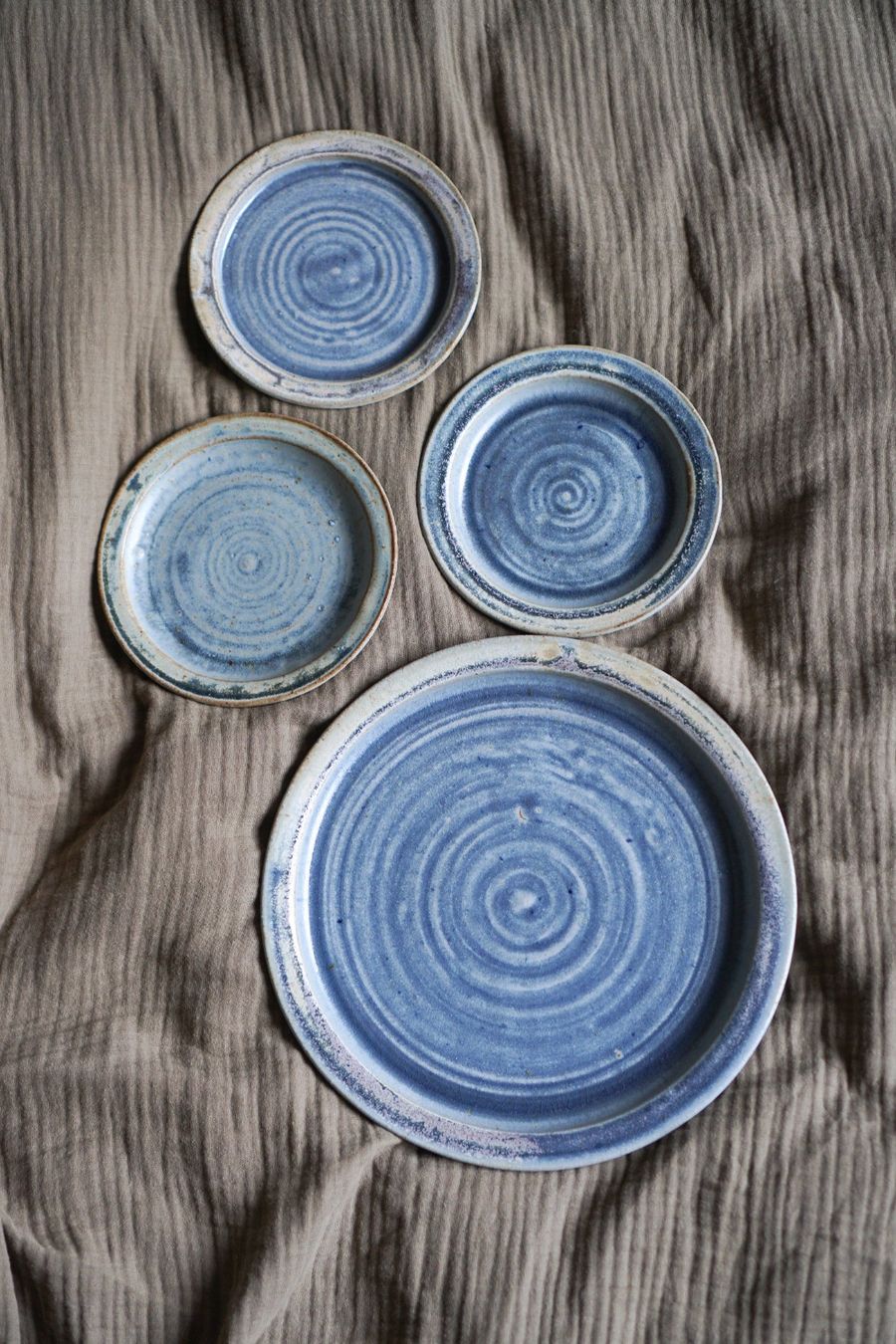 Piatti: Handgemachte glasierte Teller, Set aus 4 Stk. Blau – Usato da Brugg AG venduto da Wavey