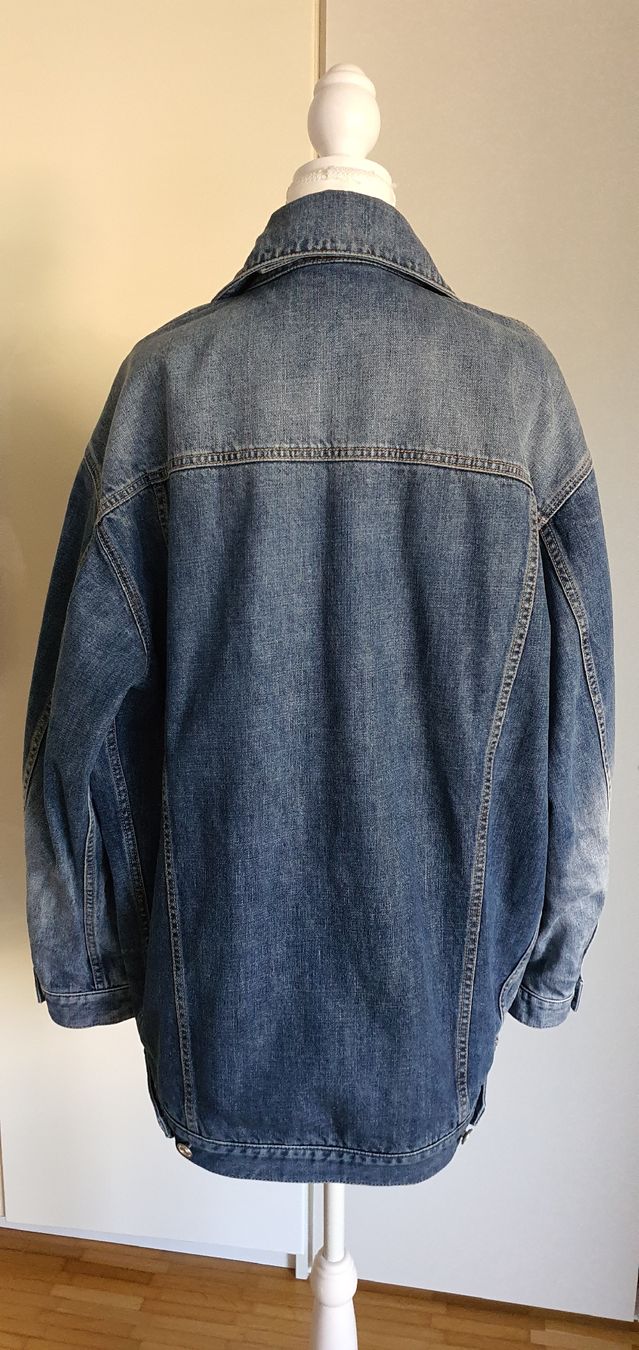 Givenchy Giacche: Givenchy Blue Denim Oversized 4G Chain Jacket – Nuovo e nell'imballaggio originale da Basel venduto da Kristal4 2