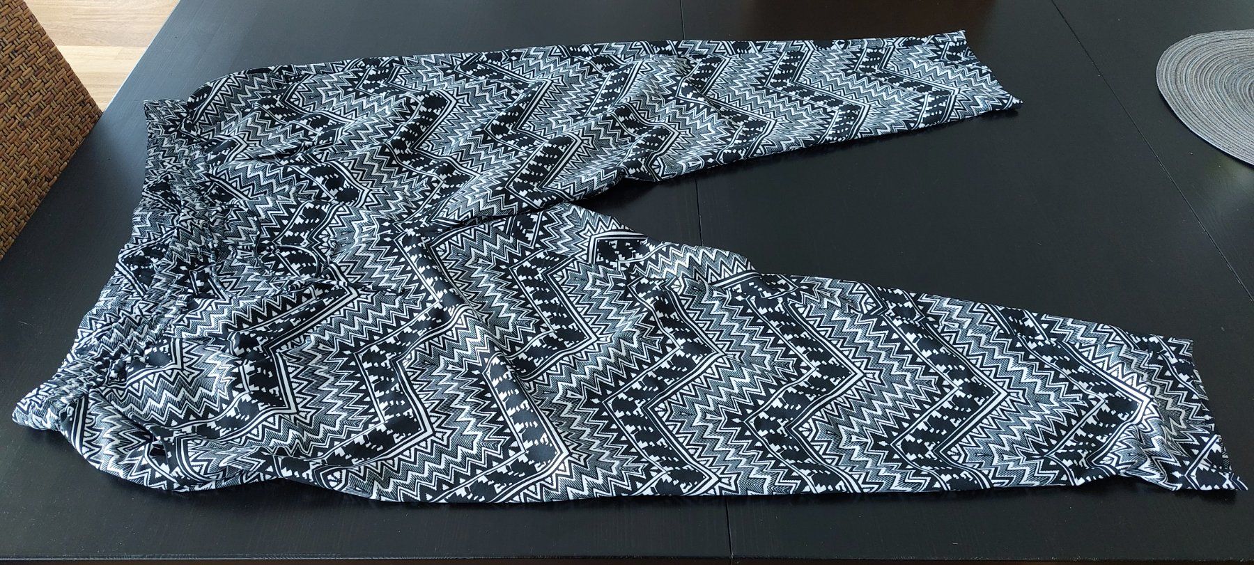 Hosen: Junarose Sommerhose, Gr. 48, schwarz-weiss gemustert – Neu (gemäss Beschreibung) aus Schaffhausen von Sazu8