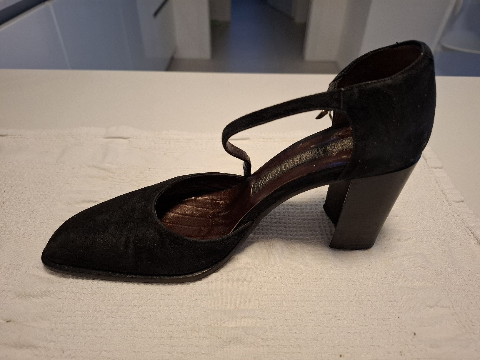 Scarpe da donna: Scarpe nere col tacco comode, n.35 – Usato da Camorino venduto da ros_cj5f 1