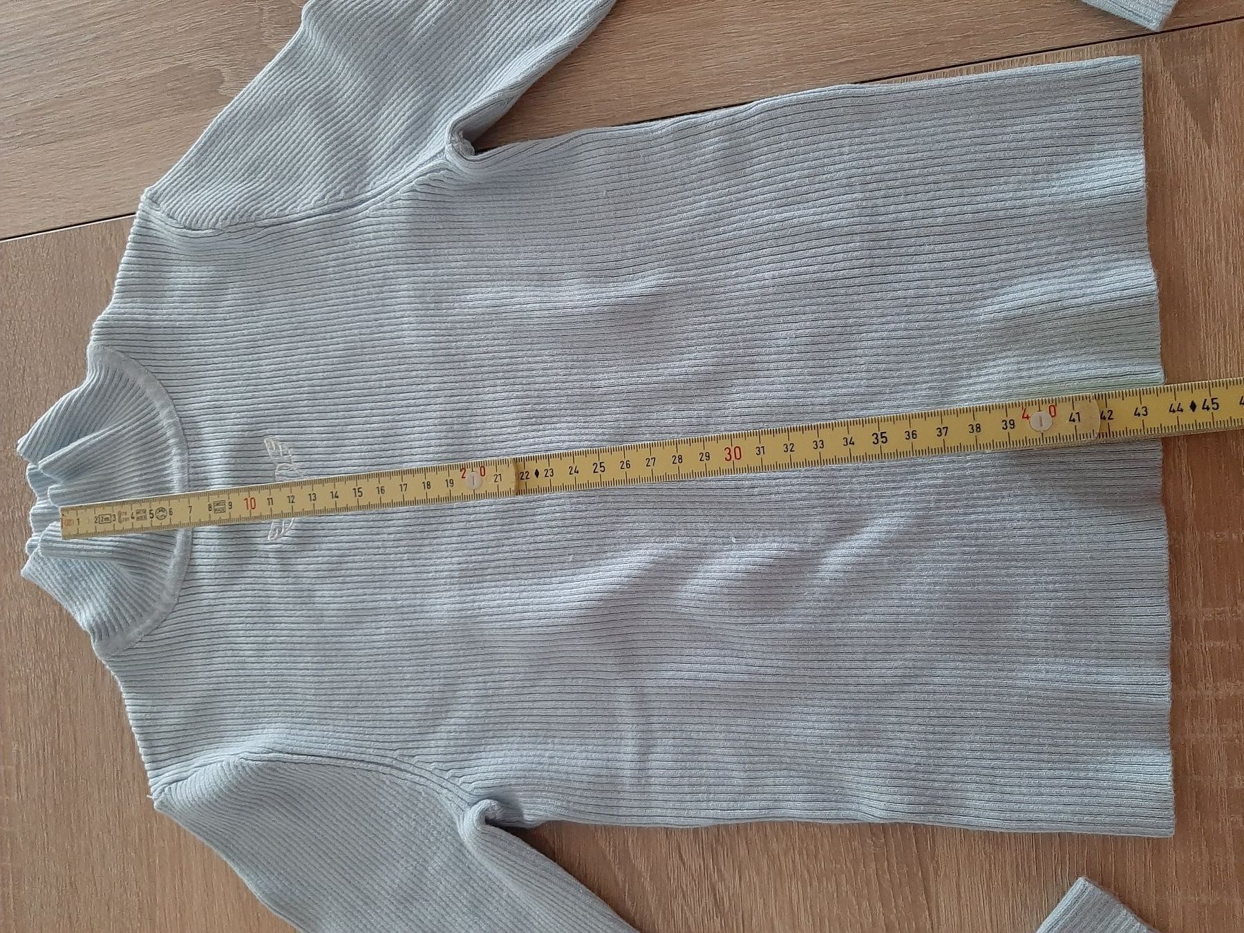 H&M Maglioni & Felpe: Pullover hellblau gerippt Gr. S, kurz geschnitten – Usato da Menziken venduto da Rien1 4